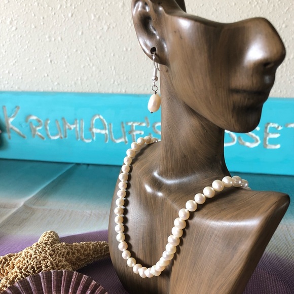 Fresh Water Pearl Necklace & Earrings - Picture 4 of 8